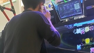 当你正在上机但家里打长电话谈正事，而机厅今天音量不大