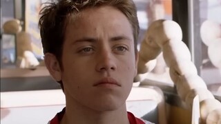 شاب في مطعم للوجبات السريعة يمنع عملية سطو بشجاعة، ولم يتوقع أبداً أن يقول له صاحب العمل هذا...