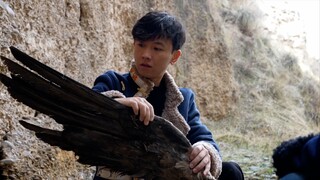 مدوّن طعام شهير لم يُعِدْ يتحمّل الأمر فقرر أخيرًا التعرّض للصقر!