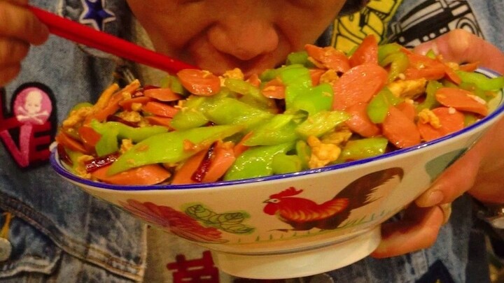 Masih ingat tumis paprika dan ham waktu kecil dulu? Dulu cuma pas hari raya aja baru bisa makan hida