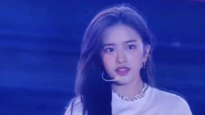 Setelah urutan itu, kecantikan liar dan sehat muncul kembali — penampilan panggung dengan kondisi ya