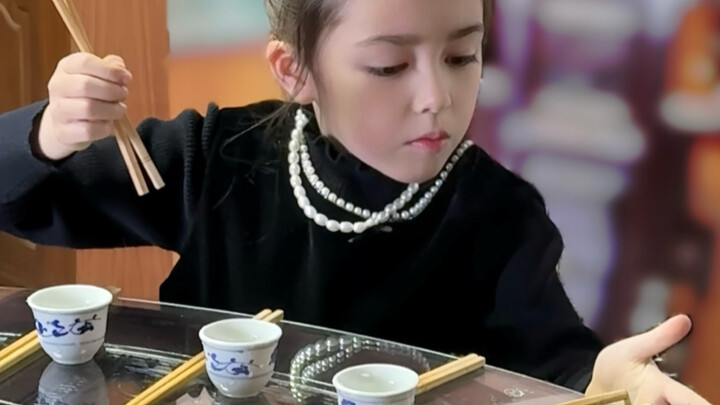 Cô bé lai đang làm lễ cúng tổ tiên ở Trung Quốc