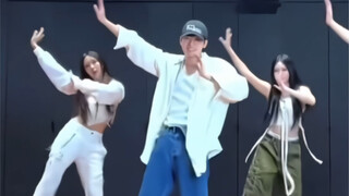 หยวนหยวนเต้นตามจังหวะเพลง New Jeans สี่ส่วน ได้แก่ "Super Shy", "Ditto", "Hype Boy" และ "Attention"