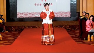 Can you believe that she dances hip-hop in a Hanfu dress? | 17-year-old Hanfu girl dances to the pop