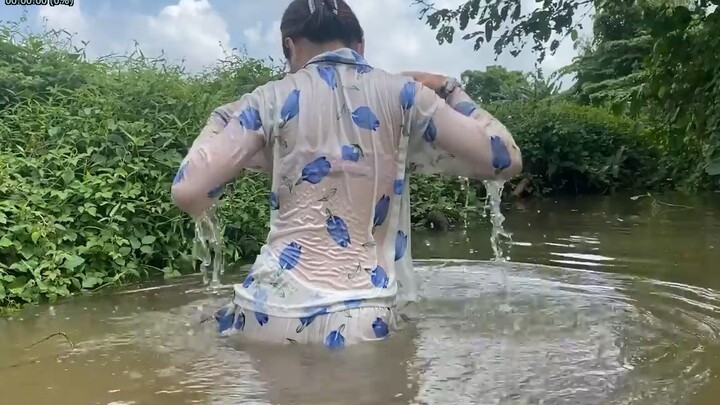 Vợ người Việt quả nhiên phóng khoáng, lặn xuống nước bắt cá rất giỏi