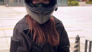 A showdown between a female rider who's 1.58 meters tall and one who's 1.78 meters tall!