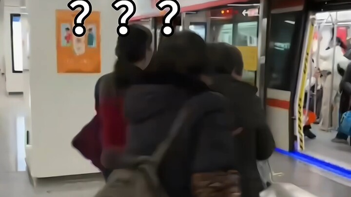 《头一回见地铁还能开门的》