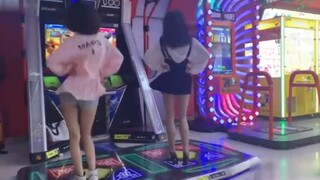 The real shot of the dance machine, the sexy dance of the beautiful woman attracted countless people