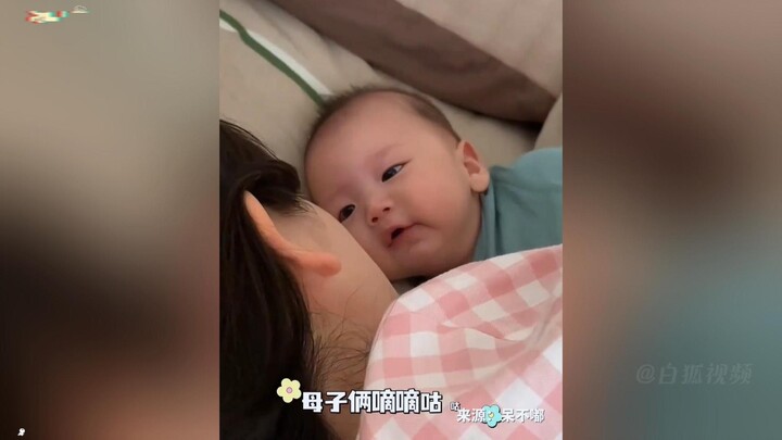 A chatty baby chats away with mom—this level-10 “baby talk” is just too hard to understand. The happ
