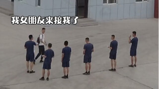 เมื่อแฟนสาวมารับเพื่อนลันไปเที่ยว ปฏิกิริยาของเพื่อนร่วมทีม...
