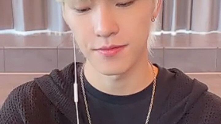 การเชื่อมต่อกลางด้วยรหัส…สำเร็จ! งานเซ็นสัญญาพร้อมวิดีโอของ SEVENTEEN ลีชาน ดิโน