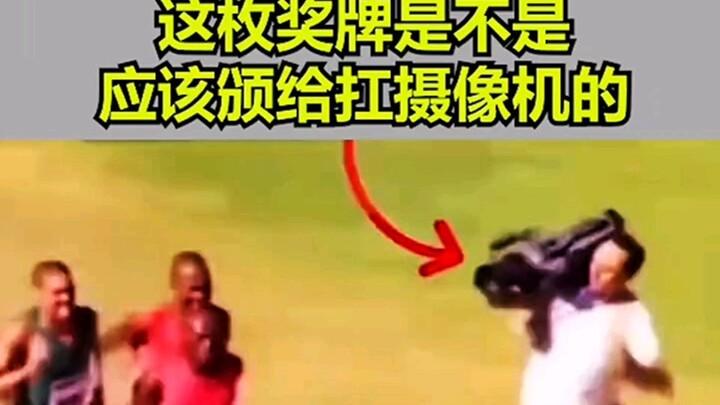 Mengapa setiap pertandingan orang yang memanggul kamera selalu berlari paling cepat