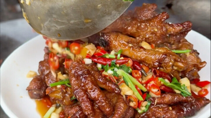 أقدام دجاج بجلد النمر من مطعم يينغبينلو في شيانغتان – هذه الطريقة هي المرة الأولى التي يجربها الطاهي
