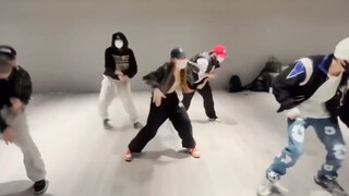 Setelah menonton video candid Giselle, saya mengunjungi kembali ruang latihan koreografer tersebut..