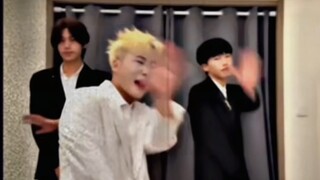 وانغ بيان يرقص أغنية "بسبب جمالك فقط" مباشرة، وظهرت أقدام الدجاجة للحسابات المزيفة.