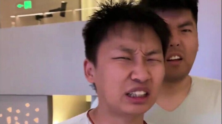 Mencoba sensasi mandi ala utara, teman sekamar langsung tercengang: Emang teman-teman di utara makan