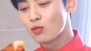 Cha Eun Woo Eating 🥰🥵