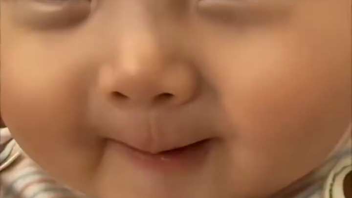 Suara imut si kecil baru pertama kali bicara cuma bisa panggil "Papa", Mama jadi cemburu nih!