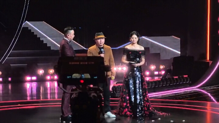 ตอนที่ลุงเปี้ยนลงจากเวที ก็มีแฟนๆ ชูนิ้วโป้งให้ ทำให้รู้สึกได้ถึงความรักและความชื่นชมจากทุกคน [หัวใจ