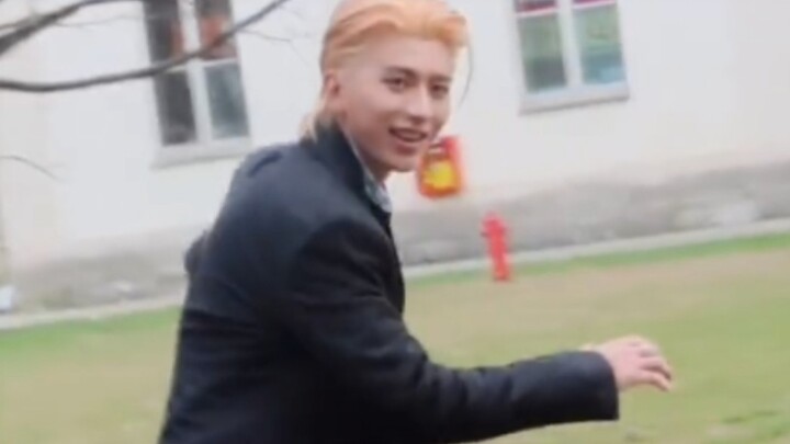 Cai Xukun plays soccer in Milan—rapping, singing, and dancing all on the pitch! His shot hits the ta