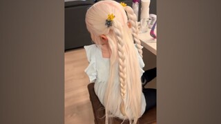 Orang tua berbagi gaya rambut yang mereka berikan kepada putri mereka yang albinisme. Semuanya indah
