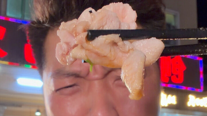 Middle-aged netizens travel thousands of miles to reunite and enjoy delicious food