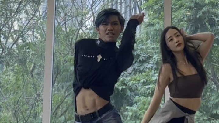 Pria Filipina itu memiliki otot perut yang luar biasa~ Ngomong-ngomong, warna kulitku sudah sepenuhn
