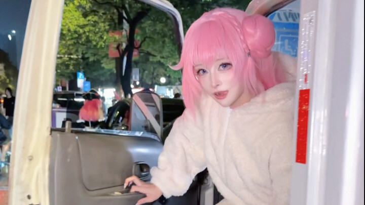 Doro đi làm thêm cả ngày tại hội chợ anime cuối cùng cũng phát điên…