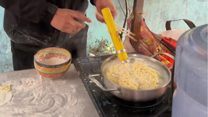 บะหมี่กึ่งสำเร็จรูปผัดสุดฮิตทำโดยช่างฝีมือดี จานละ 5 หยวน!