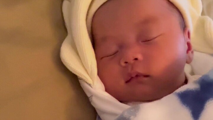 Hành trình tâm lý sau khi có con: Ngày thứ 27 của sự ngưỡng mộ lẫn nhau – cũng là ngày tình mẹ dạt d