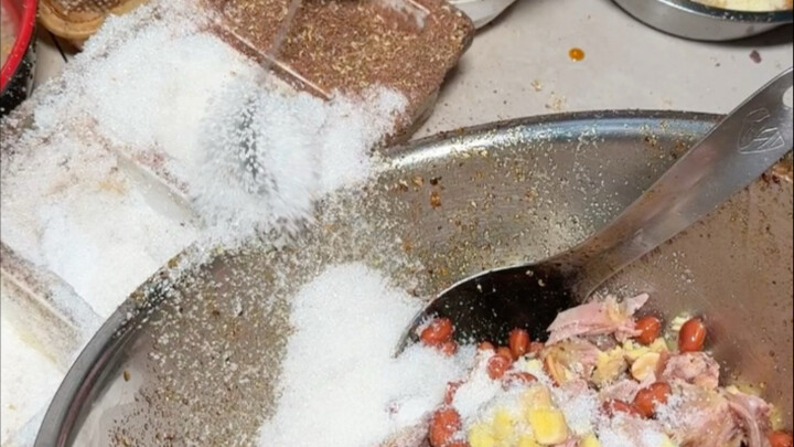 Gà đất trộn chua cay trên đường phố Thành Đô, ngọt ngọt cay cay mà lại ngon lắm.