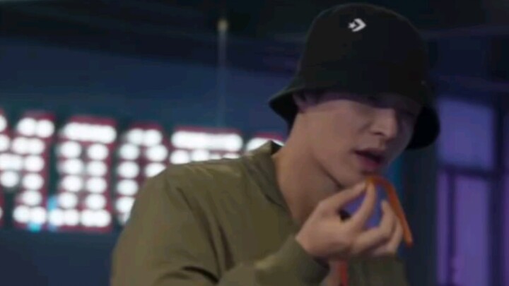 [Zhang Yixing] After calling Jiang Sida “bro” for so long, he realized he’d been taken advantage of 