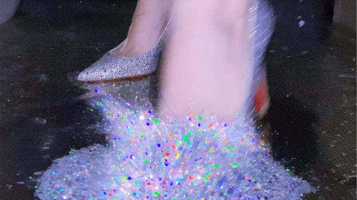 รองเท้าส้นสูงเหมาะสำหรับถ่ายตอนปิดไฟ แถมยังพุ่งเข้ามาสาดกลิตเตอร์ใส่หน้าคุณอีกต่างหาก (เจ้าตัวเล็กบุ