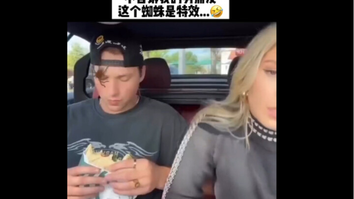 الهامبرغر في يدي كاد أن يسقط.