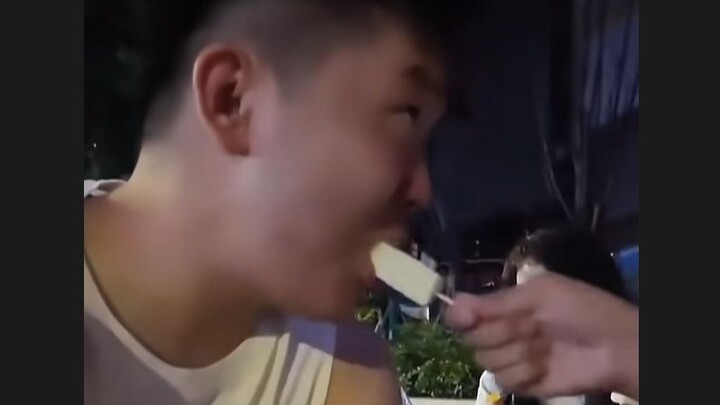 ไอศกรีมก็ต้องเลียกินสิ!!