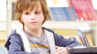 这是一个容貌奇特的小男孩