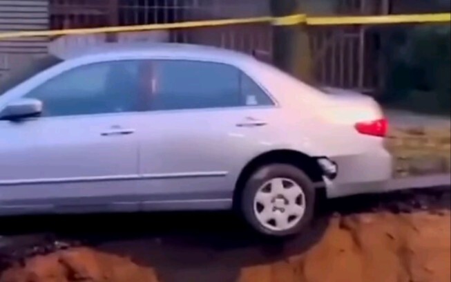 Nó sắp sụp đổ rồi, chạy đi!