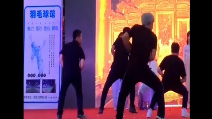 Mấy người này có ăn bánh rán không hả hahaha ha ha ha
