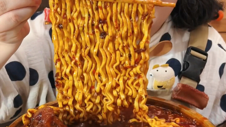 Chân gân bò kho, mì thịt bò