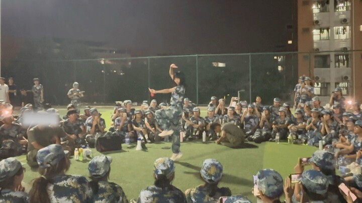 Bagaimana cara menari tarian rumahan dalam acara latihan militer sehingga terasa semangat seperti ku