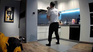 Seorang teman datang untuk memberi makan kucingnya. Dia tidak tahu ada kamera di rumah, tapi...