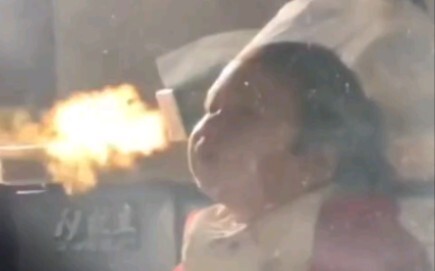 A cute kid discovered the “secret of air and light” and started playing with it. Netizens commented: