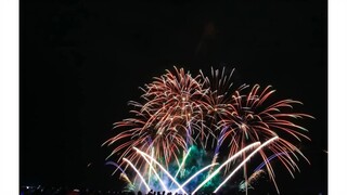 有时候，爱并不是突然像烟花爆发的，有时候，爱是渐渐向你蔓延而来的，