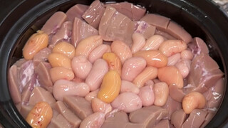 ซุปหอยนางรมและไตหมูจากเจียงเหมิน มณฑลกวางตุ้ง เพิ่มกุ้งมังกรตัวใหญ่ลงไป ทำให้น้ำซุปอร่อยสดชื่นยิ่งขึ