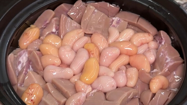 广东江门的生蚝猪腰汤，加了大龙虾这一煲汤鲜味美。