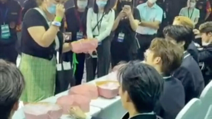 الأخت كا غلاية ماء حيّة! سيدة التقديم المثالية على الإنترنت بأكملها! نسخة مع الترجمة! استنادًا إلى ذ