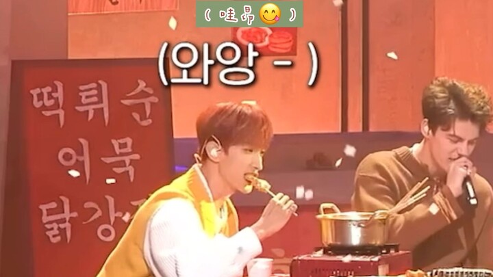 Cứu với! Sao thần tượng lại lén ăn đạo cụ sân khấu lúc tập luyện vậy??!! | Cô bé Kiên Kiên siêu đáng