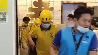 The first autumn milk tea: a massive surge in orders at the milk tea shop leads to conflict with del
