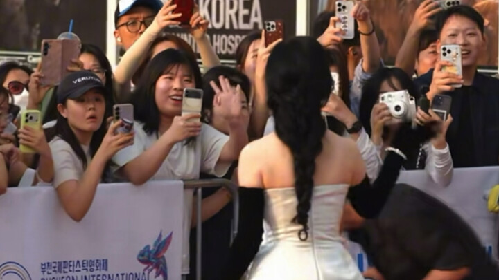 She was even hailed by Korean media as a world-class beauty—no wonder everyone at the scene was left