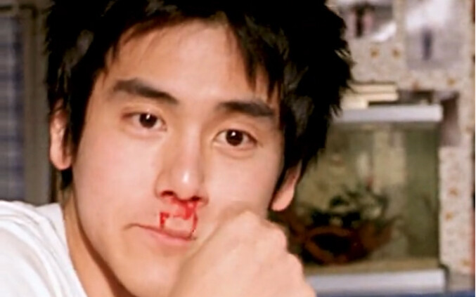 تعتقد البطلة أن البطل أصمٌّ وأبكم، ويعتقد البطل أن البطلة أصمّة وأبكمة.